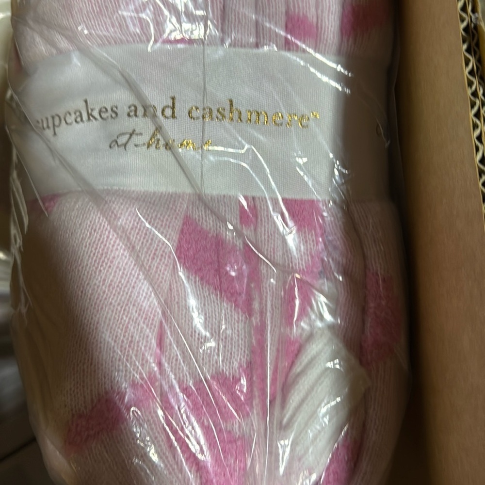 - Cupcakes and cashmere pink ribbon/bow, king size reversible, knit blanket ๐๐๐ - Picture 10 of 13